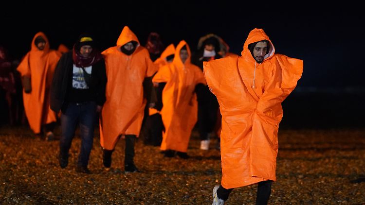 Migranten gehen im englischen Kent an Land: Die britische Regierung will dafür sorgen, dass sich die Flucht über den Ärmelkanal nicht mehr lohnt. 