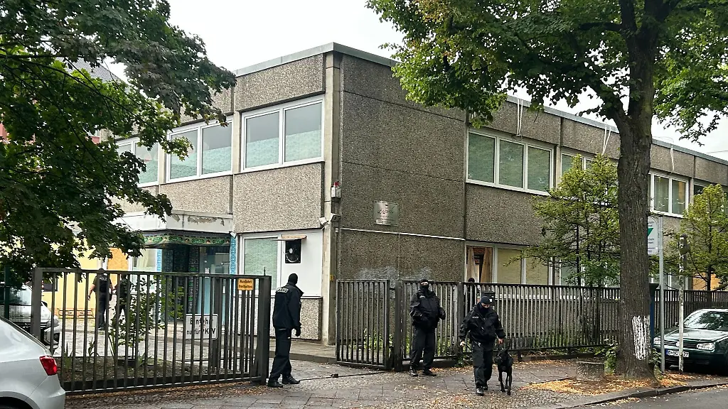 Vermummte-Polizisten-stehen-an-einem-Gebaeude-in-dem-sich-das-Islamische-Zentrum-Berlin-befindet