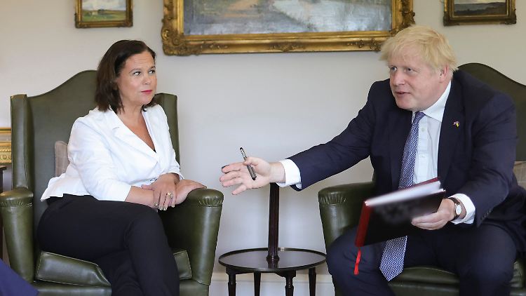 Skepsis im Blick: Sinn-Fein-Chefin McDonald beim Besuch von Premier Johnson Mitte Mai in Belfast.