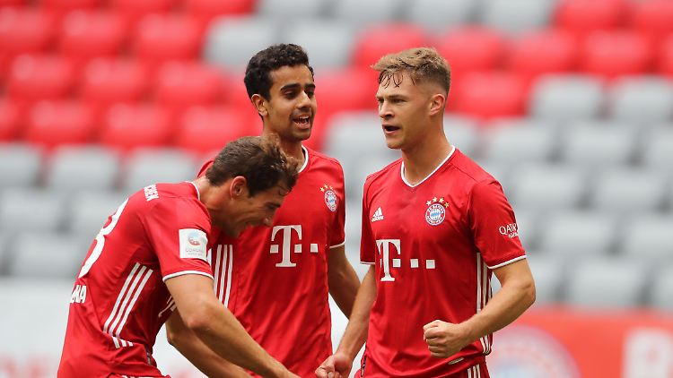 Singh (m.) im Juni 2020 beim Spiel FC Bayern gegen SC Freiburg.