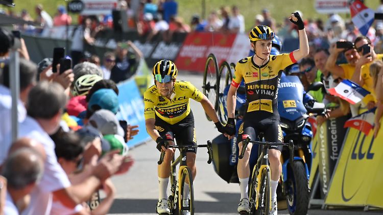 Primoz Roglic (l.) gewinnt die Rundfahrt, Jonas Vingegaard (r.) die letzte Etappe. 