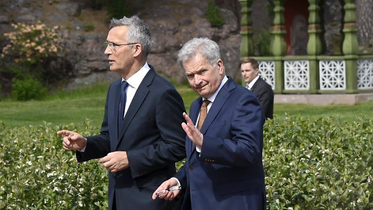 Ankaras Bedenken ernst nehmen: NATO-Generalsekretär Stoltenberg und der finnische Präsident Niinistö (r.).