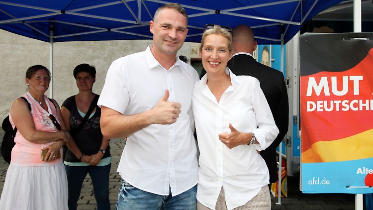 Der AfD-Landtagsabgeordnete Sebastian Wippel, der im Kreis Görlitz das beste Ergebnis für seine Partei erzielt hat, gemeinsam mit Alice Weidel, Vorsitzende der AfD-Bundestagsfraktion.