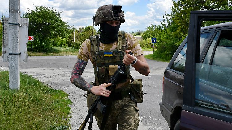 Ein ukrainischer Soldat im Dorf Majaky in der Region Donezk.