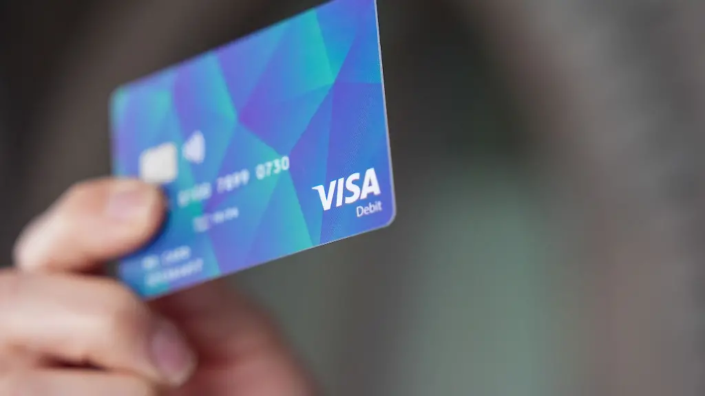 An-der-geplanten-Einfuehrung-einer-Bezahlkarte-fuer-Asylbewerber-gibt-es-in-Berlin-zunehmend-Kritik