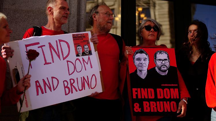 Angehörige der beiden Männer protestieren vor der brasilianischen Botschaft in London gegen die schleppende Rettungsaktion.