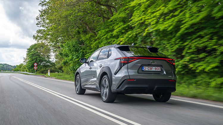 Fast 60.000 Euro kostet der komplett ausgestattete bZ4X mit Allradantrieb, glänzt dafür aber mit gleich zwei E-Motoren von je 80 kW/109 PS.