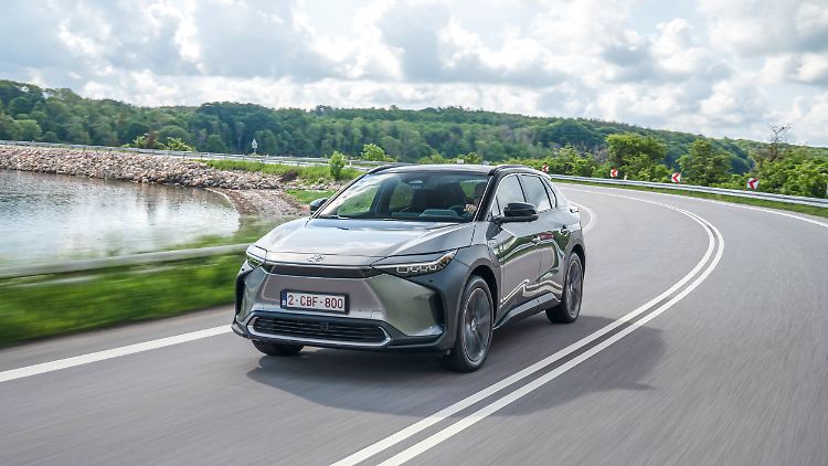 Wie so oft setzt Toyota auch beim bZ4X auf ein sehr eigenes und gewöhnungsbedürftiges Design.