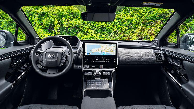 Neben großer digitaler Anzeigen setzt Toyota im bZ4X auch noch einige haptische Schalter ein.