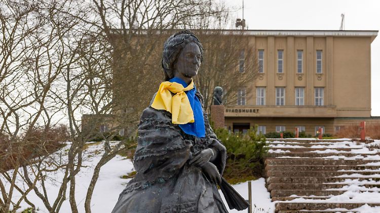 Eine Statue von Zarin Marija Alexandrowna steht vor dem russischen Konsulat in Mariehamn. Die Hauptstadt der Alandinseln wurde nach der in Darmstadt geborenen Prinzessin Marie von Hessen und bei Rhein benannt.