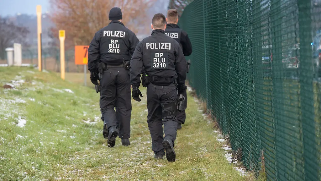 Protestaktionen-des-Buendnisses-Letzte-Generation-werfen-auch-die-Frage-nach-der-Sicherheit-am-Flughafen-BER-auf