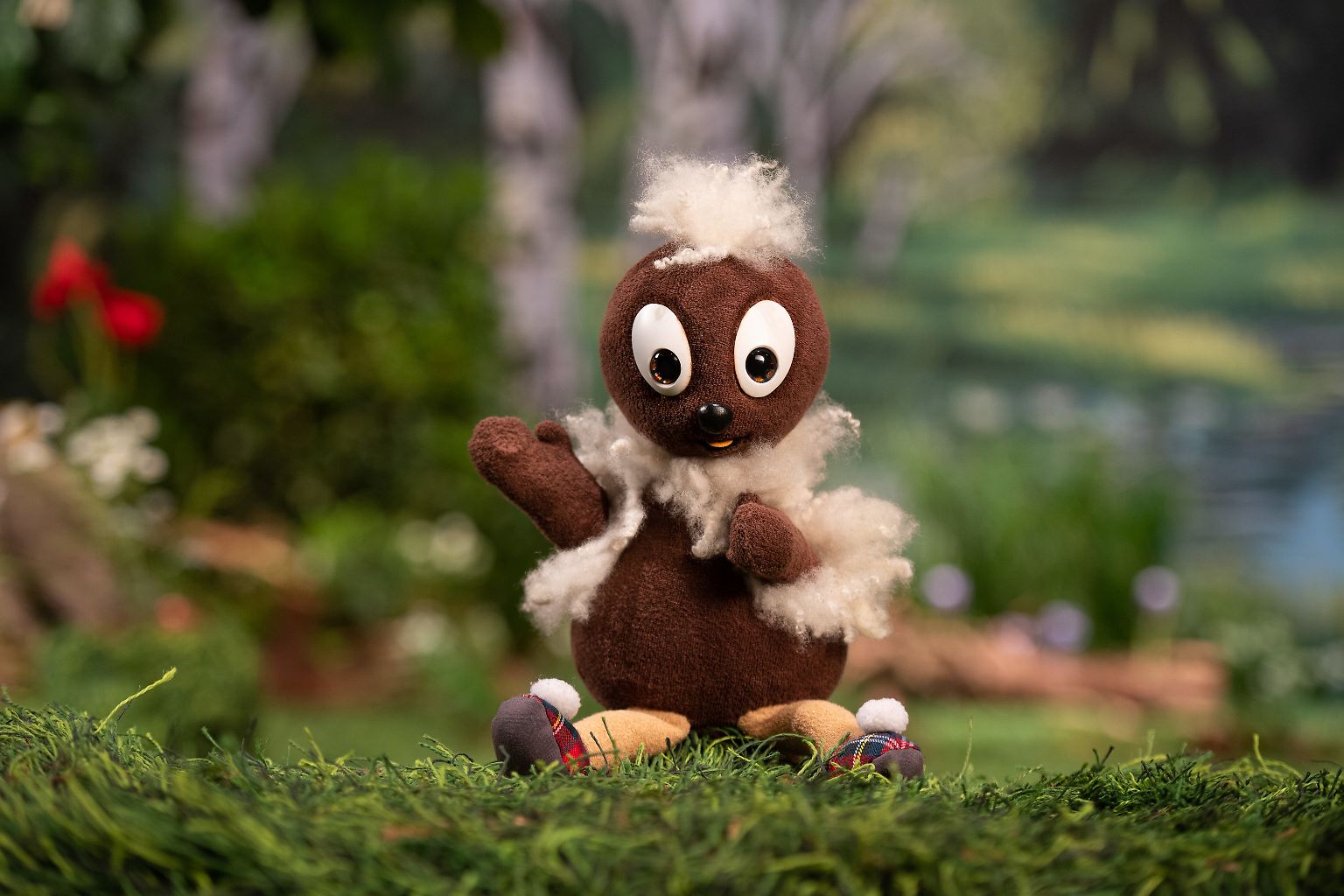 Geboren wurde er mitten im Kalten Krieg, in der DDR. Seitdem bringt der kleine Kobold abends viele Kinder zum Lachen, bevor sie schlafen gehen. 