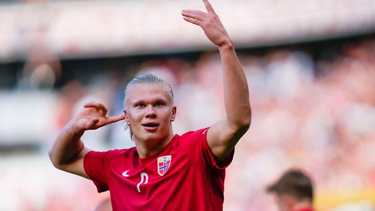 Erling Haaland jubelt im Trikot der norwegischen Nationalmannschaft.