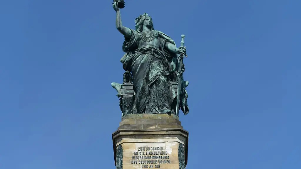 Nach-der-Bombensprengung-konnte-das-Niederwalddenkmal-wieder-besichtigt-werden