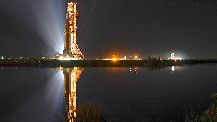 Die "Artemis"-Rakete der NASA mit dem "Orion"-Raumschiff an Bord bewegt sich zur Startrampe in Cape Canaveral. Dort sollen Rakete und Raumschiff Tests unterzogen werden.