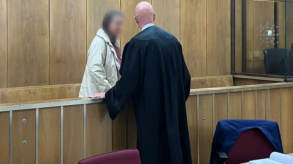 Die-Angeklagte-soll-wegen-Mordes-an-ihrer-Mutter-lange-ins-Gefaengnis