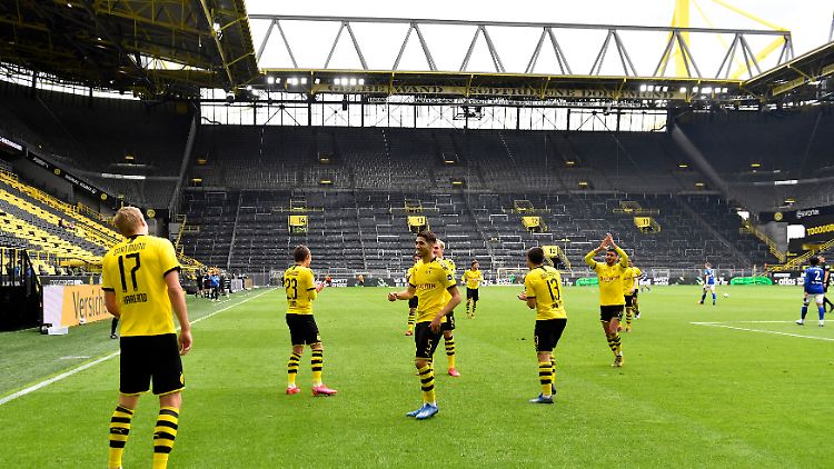 Das erste Spiel im menschenleeren Westfalenstadion: Borussia Dortmund gegen Schalke 04. 