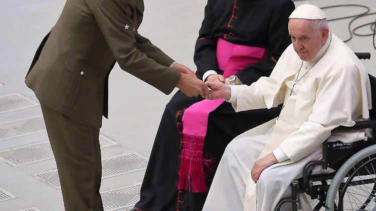 Es schmerzt im rechten Knie: Der Papst sitzt mittlerweile meist im Rollstuhl.