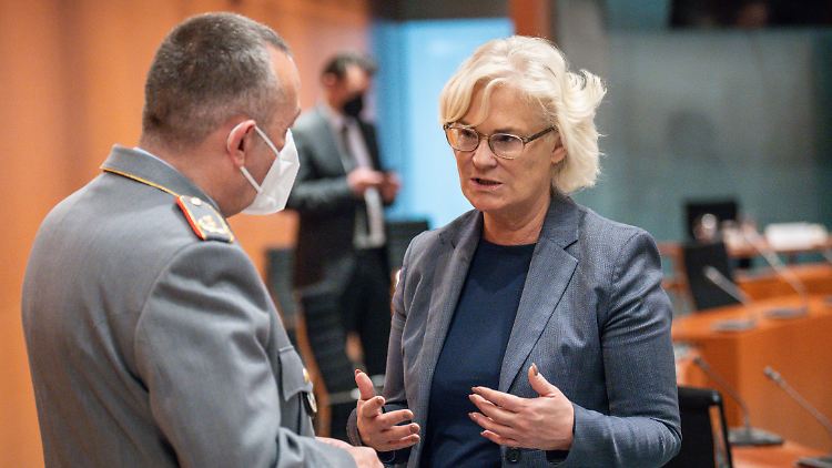 Im Zwiegespräch: Verteidigungsministerin Lambrecht und Generalmajor Breuer, der künftige Leiter des territorialen Führungskommandos. 