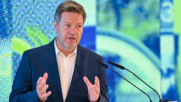 Bundeswirtschaftsminister Habeck nennt Leuna als Vorbild für die Raffinerie in Schwedt. 