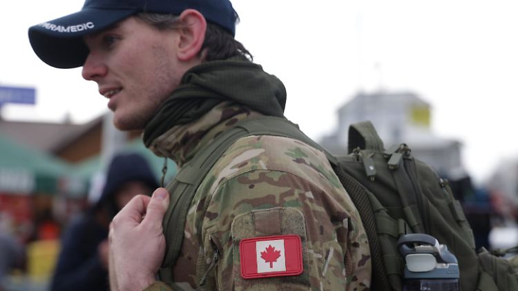 Ein junger Kanadier auf dem Weg Richtung Ukraine. Dort will er gegen die russischen Truppen kämpfen. 