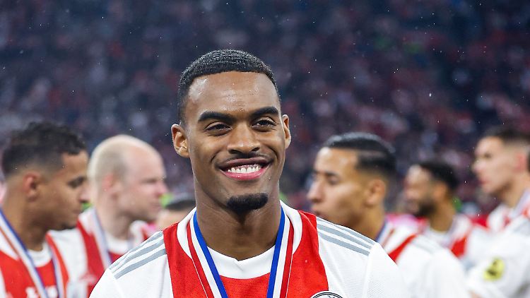 Ryan Gravenberch strahlt künftig für den FC Bayern.
