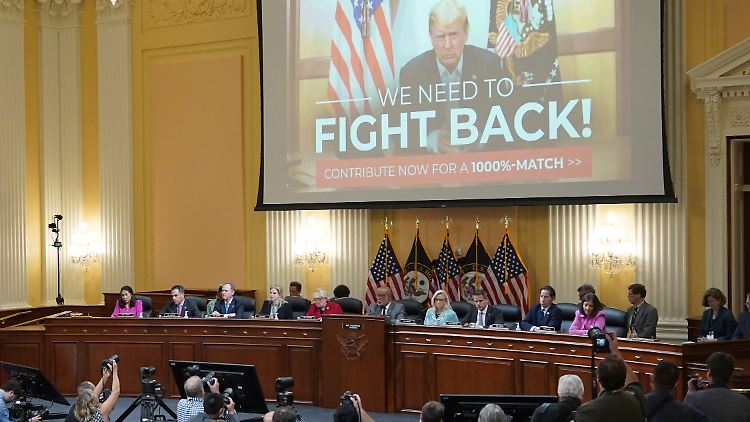 Ein Video des ehemaligen US-Präsidenten Trump wird gezeigt, während der Untersuchungsausschuss des Repräsentantenhauses, der den Anschlag auf das US-Kapitol am 6. Januar 2021 untersuchte, seine Ergebnisse einer einjährigen Untersuchung vorstellt. 