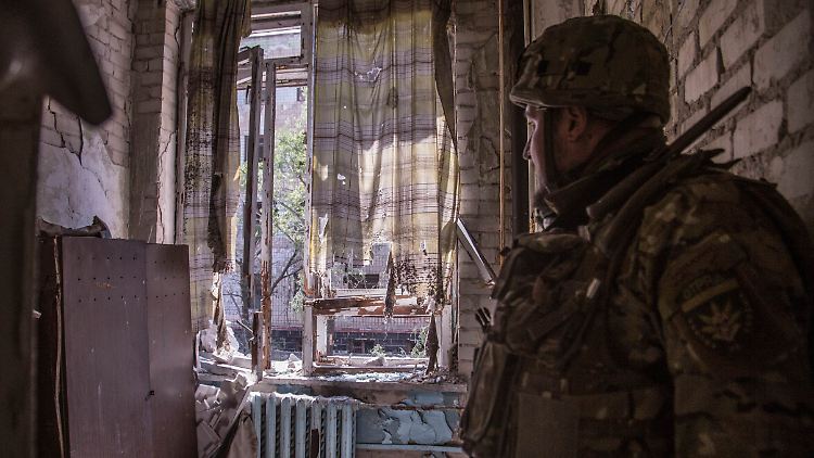 Nach ukrainischen Angaben haben die russischen Truppen in Sjewjerodonezk rund zehnmal so viel Feuerkraft wie die ukrainischen Verteidiger. 