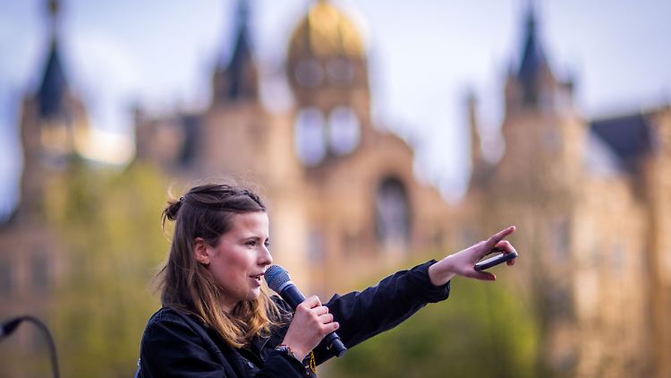 "Der Bau der EACOP-Pipeline muss abgeblasen werden", sagt Luisa Neubauer auf Nachfrage.