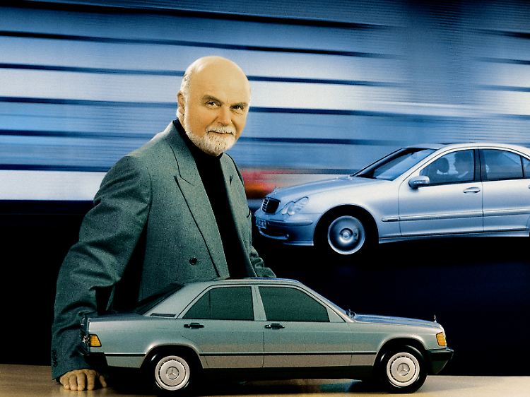 Bruno Sacco, bis 1999 verantwortlich für das Design der Mercedes-Benz Personenwagen, mit einem Modell der Mercedes-Benz Kompaktklasse-Limousine der Baureihe W 201 (Bauzeit von 1982 bis 1993).