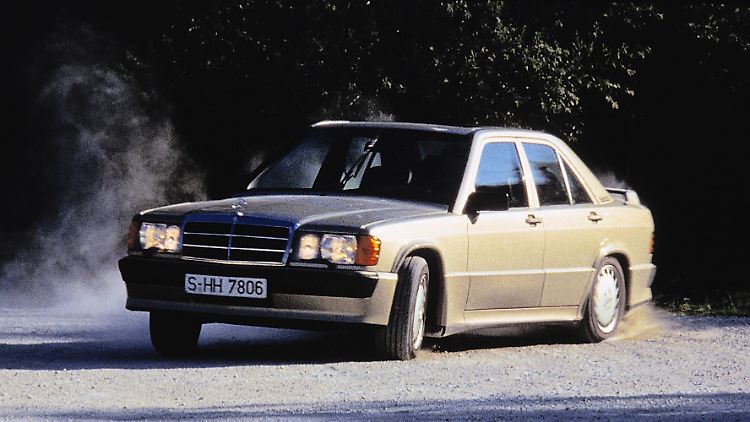 Im August 1983 erzielt der 190 E 2.3-16 drei Langstrecken-Weltrekorde im italienischen Nardo.