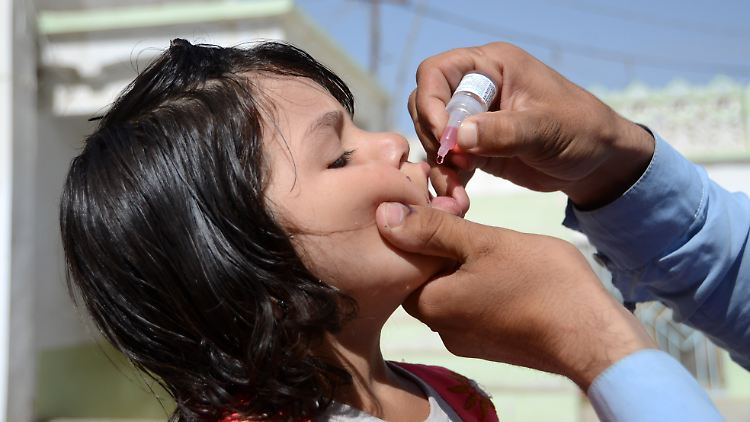 Ein afghanisches Mädchen wird in der Provinz Kandahar gegen Polio geimpft.