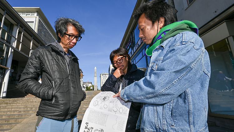 Das Künstlerkollektiv Ruangrupa, hier Iswanto Hartono, Daniella Fitriap und Reza Afisina (v.l.), kuratiert die diesjährige Documenta.