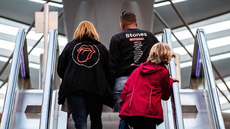 Fans der Rolling Stones kehren in Amsterdam nach Hause zurück, nachdem das Konzert abgesagt werden musste.