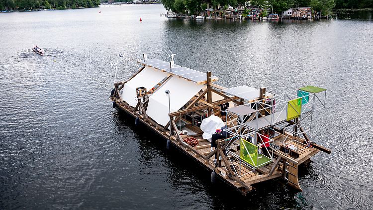 Das Schiff des Documenta-Projekts "citizenship" wird vom Ruder-Club Tegelort bei einer Probefahrt über die Havel gezogen.