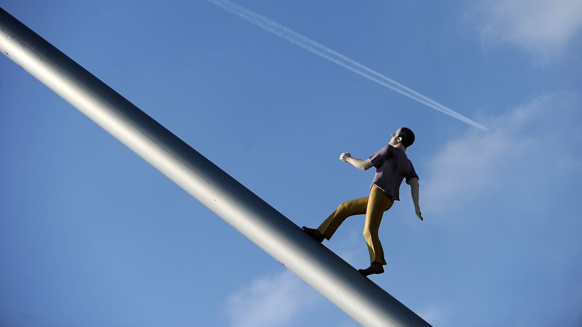 Eine Männerfigur, von den Kasseler Bürgern als "Himmelsstürmer" bezeichnet, schreitet zügig und entschlossen auf einem Stahlrohr gen Himmel.