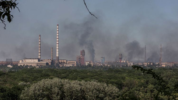 Rauch über dem Chemiewerk Azot in Sjewjerodonezk, das laut ukrainischen Angaben eines der Ziele der russischen Angriffe ist.