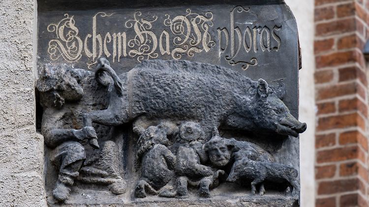 Das Relief wurde nach Ansicht der Richter von einem Schandmal in ein Mahnmal umgewandelt.