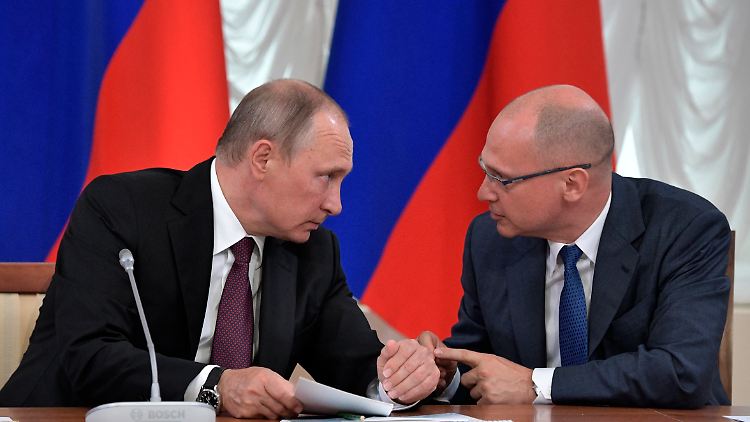 Sergej Kirijenko (r.) soll genau wissen, wie man Gehör bei Präsident Wladimir Putin findet.