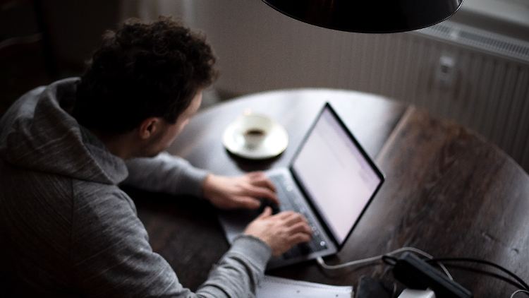 Im internationalen Vergleich lag Deutschland mit einem Homeofficeanteil von 24,8 Prozent im vergangenen Jahr leicht über dem EU-weiten Durchschnitt.