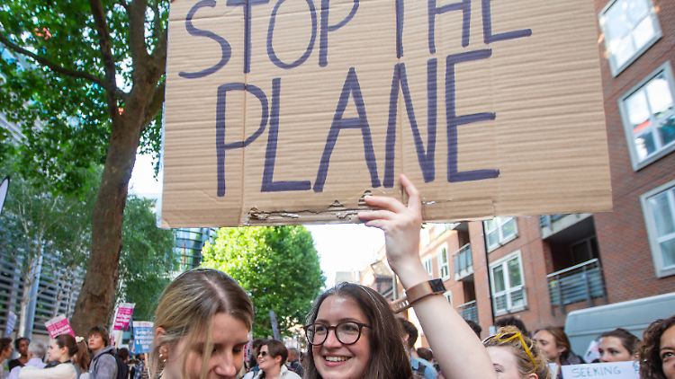 Aktivisten versuchten bis zum letzten Moment, den Flug zu stoppen.