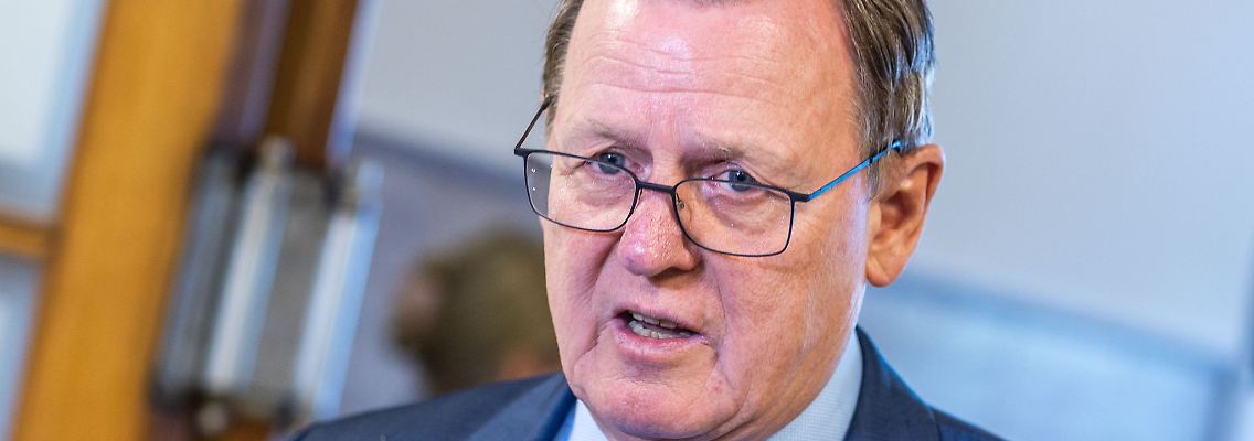 Bodo Ramelow (Die Linke), Ministerpräsident von Thüringen, spricht mit Medienvertretern.
