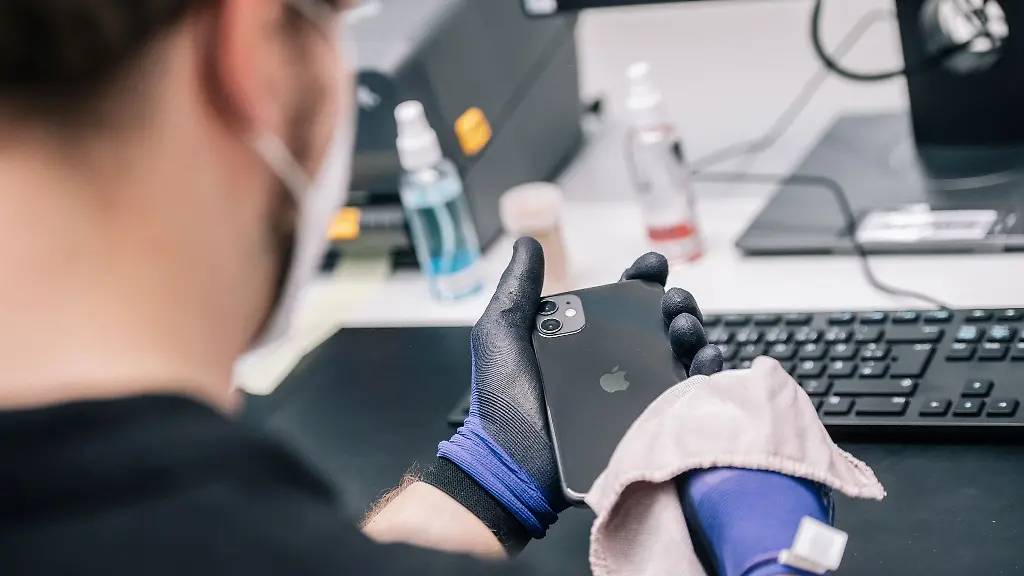 Gebraucht-zu-kaufen-liegt-im-Trend-Besonders-bei-Elektronik-wie-Smartphones-kann-man-viel-sparen-Spezialisierte-Plattformen-bieten-generalueberholte-Produkte-an-die-oft-fast-neuwertig-sind