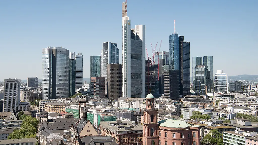 In-der-Frankfurt-City-wird-es-wegen-des-Triathlons-Einschraenkungen-im-Nahverkehr-geben