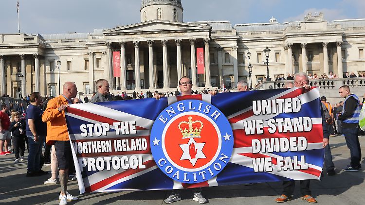Im Oktober 2021 protestieren Menschen in London gegen das Nordirland-Protokoll. Aber was ist darin genau geregelt? 