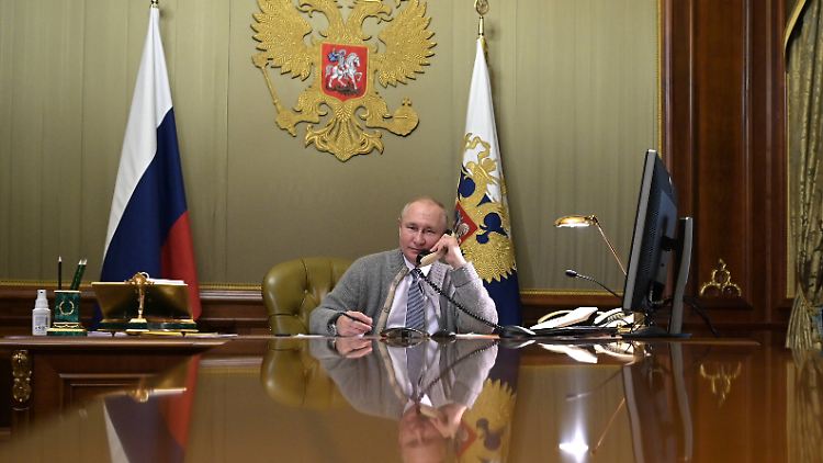 Hier hat der russische Machthaber Wladimir Putin gerade nicht Kanzler Olaf Scholz in der Leitung.