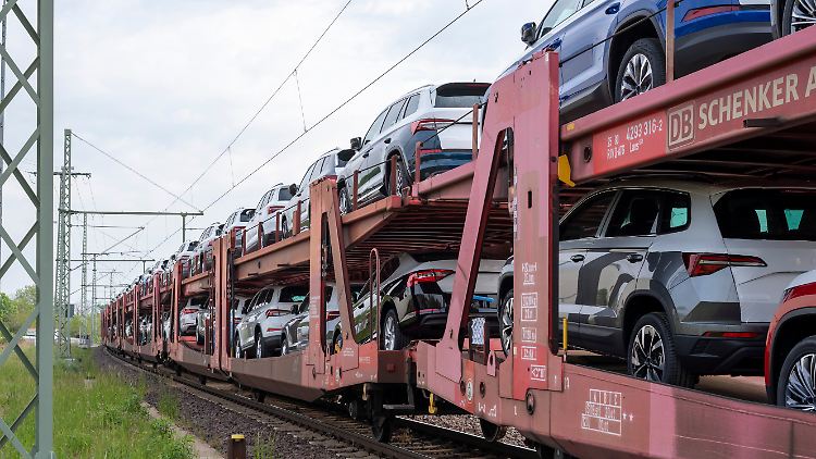 Ein Zug mit Neuwagen steht auf einem Gleis in Magdeburg. 