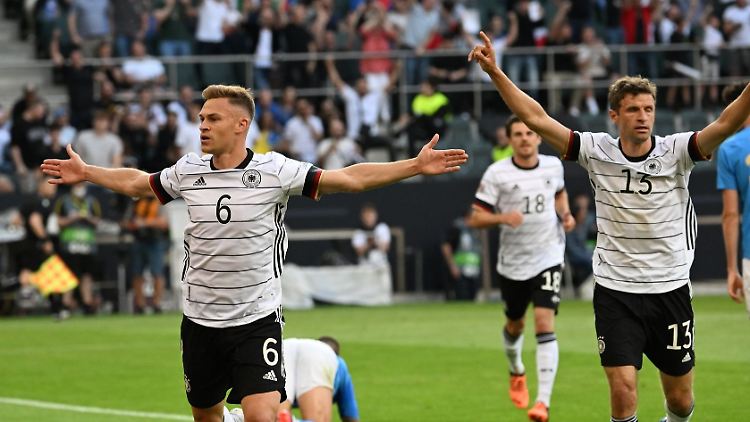 Torschutze Joshua Kimmich (l) und Thomas Müller jubeln über das 1:0.