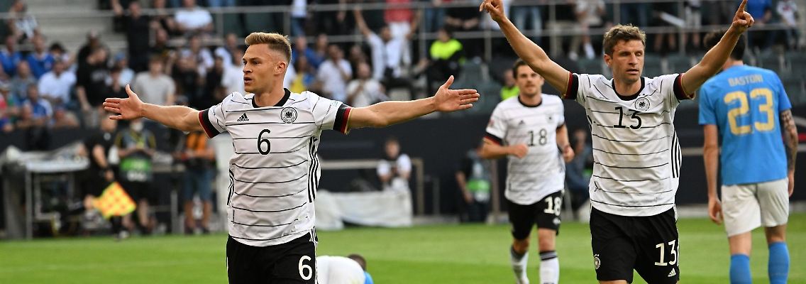 Torschutze Joshua Kimmich (l) und Thomas Müller jubeln über das 1:0.