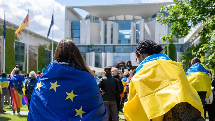 Die Bundesregierung soll sich innerhalb der EU für die Ukraine einsetzen.